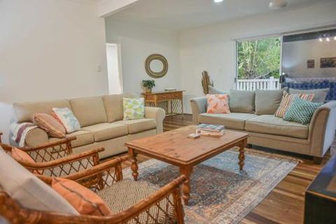 Currimundi Beach House - 1min To Currimundi Lake & Beach - Holiday Adelaide 1
