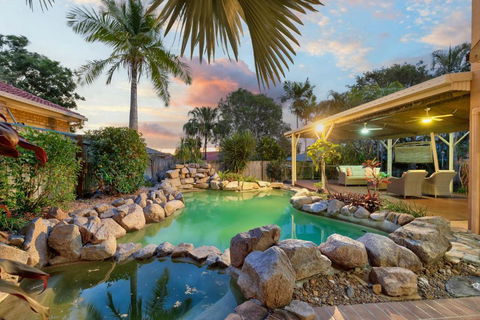 5 Bedroom With Inground Pool In Parkinson - Holiday Adelaide 0