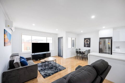 A Private Hideaway With Large Backyard And CarParks - Holiday Adelaide 0