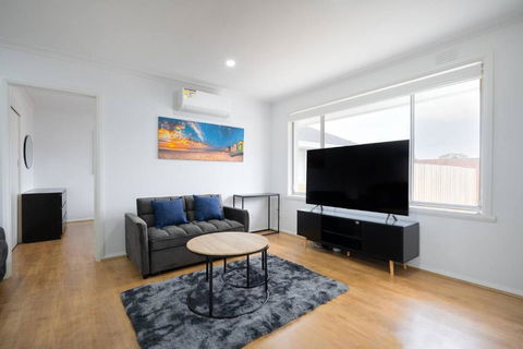 A Private Hideaway With Large Backyard And CarParks - Holiday Adelaide 1