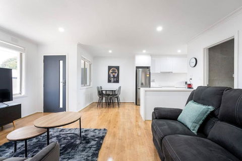 A Private Hideaway With Large Backyard And CarParks - Holiday Adelaide 3