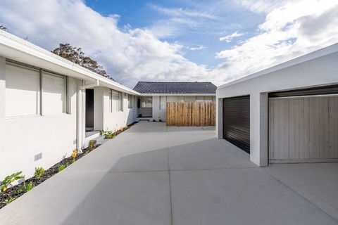A Private Hideaway With Large Backyard And CarParks - Holiday Adelaide 4