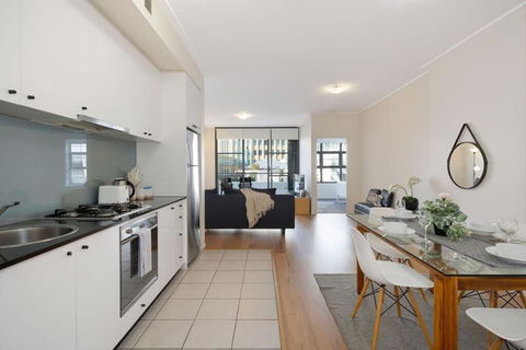 A Stylish & Bright Suite Next To Darling Harbour - Holiday Adelaide 1
