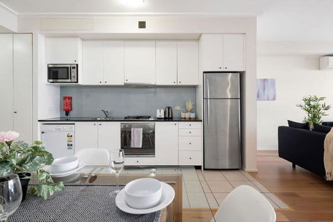 A Stylish & Bright Suite Next To Darling Harbour - Holiday Adelaide 4