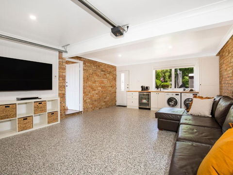 Anacapri - Pet Friendly - Opposite Beach - Fireplace - Holiday Adelaide 3