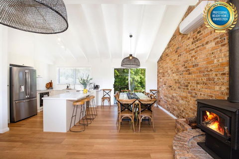 Anacapri - Pet Friendly - Opposite Beach - Fireplace - Holiday Adelaide 1