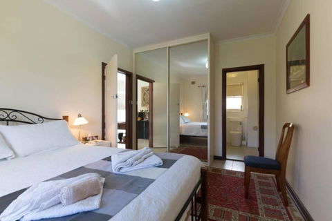 B9 Crawley Apartment 1 BRM & Sleepout Near UWA - Holiday Adelaide 0