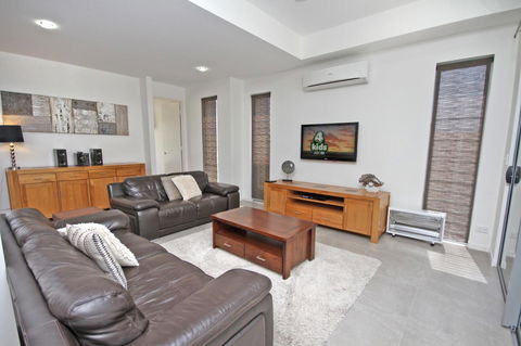 48 Boardrider Crescent, Mt Coolum - Pet Friendly, WiFi, Linen Incl. 500 BOND - Holiday Adelaide 4