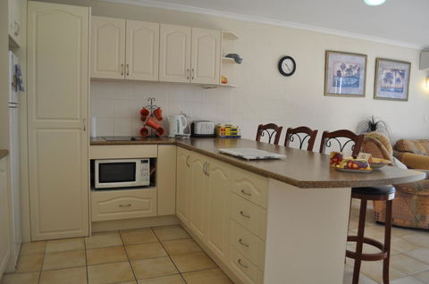 Burleigh Palms Holiday Apartments - Holiday Adelaide 18