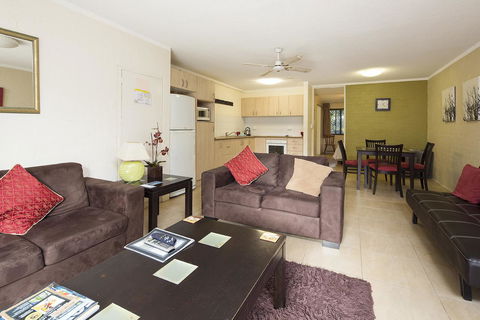 Burleigh Palms Holiday Apartments - Holiday Adelaide 36