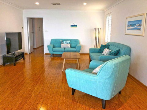 'Mooring Two Upstairs', 23 Shoal Bay Rd - Stunning Views, WIFI, Air Conditioning And Boat Parking - Holiday Adelaide 3