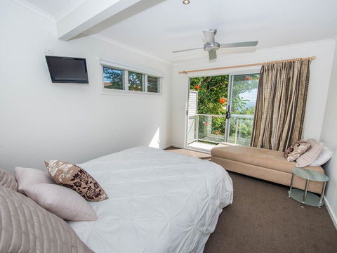 1 'Florida', 5 Lillian Street - 2 Min Walk To Beach, Shops & Restaurants - Holiday Adelaide 3