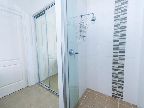 1 'Florida', 5 Lillian Street - 2 Min Walk To Beach, Shops & Restaurants - Holiday Adelaide 2
