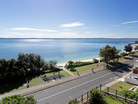 1 'Kiah', 53 Victoria Parade - Stunning Views, Wifi, Aircon, Just Across The Road To The Water - Holiday Adelaide 2