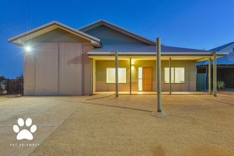 1 Kestrel Place - Great House With A Massive Garage - Holiday Adelaide 0