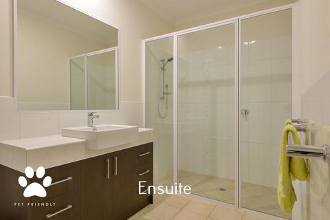 1 Kestrel Place - Great House With A Massive Garage - Holiday Adelaide 2
