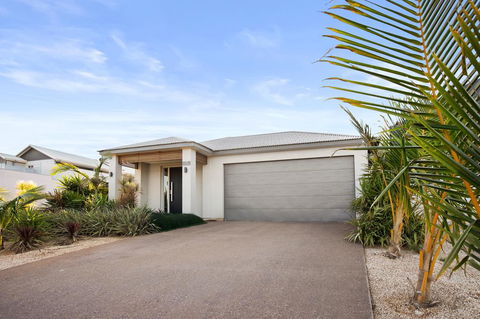 108 Madaffari Drive - Caretta - Luxurious Marina Home With A Spa And Free WiFi - Holiday Adelaide 2
