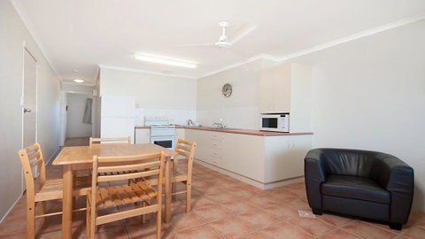 10T Beachfront Apartments - Holiday Adelaide 3