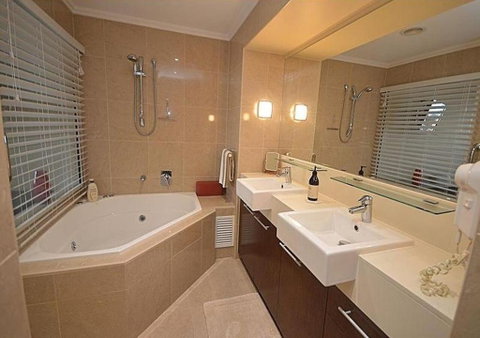 2 BDR/Apt/Foxtel/WiFi/Pool/parking/Spa/Hervey Bay - Holiday Adelaide 2