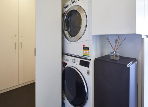 2 Bdrm 2 Bthrm Apt With Balcony Views Pool And Gym - Holiday Adelaide 3