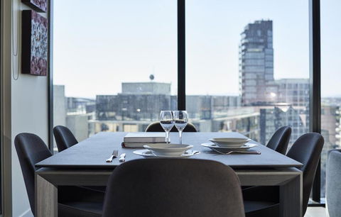 2 Bdrm 2 Bthrm Apt With Balcony Views Pool And Gym - Holiday Adelaide 1