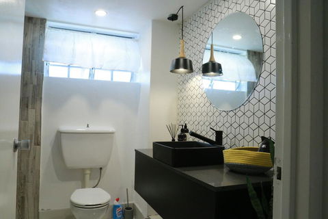 2 Bedroom Close To CBD - Holiday Adelaide 2