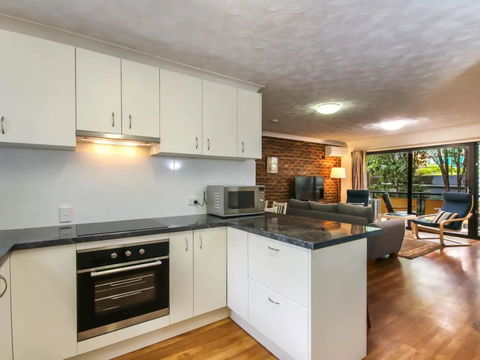 2 Bedroom St Lucia Apartment Close To UQ And CityCat - Holiday Adelaide 1