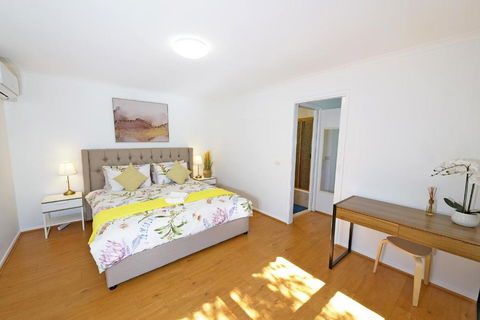 Best Location Entire House Staycation Parkland Surrounding - Holiday Adelaide 1