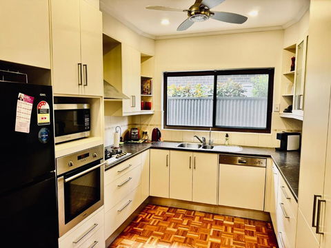 Birkinshaw Villa ( 3 Bedroom With Parkings ) - Holiday Adelaide 2