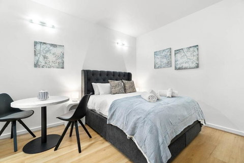 Charming City Escape Stylish CBD Suite With WiFi - Holiday Adelaide 0
