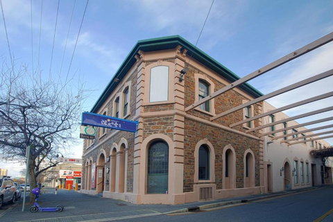 Charming City Escape Stylish CBD Suite With WiFi - Holiday Adelaide 3