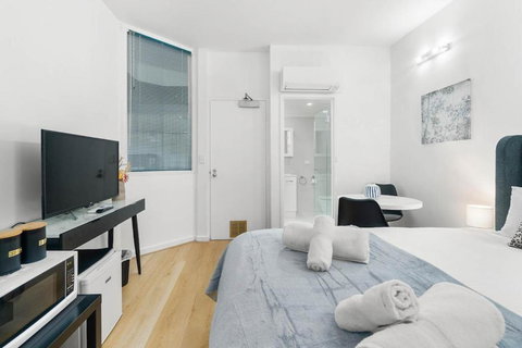 Charming City Escape Stylish CBD Suite With WiFi - Holiday Adelaide 4