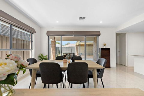 Clover - The Split-Level Sanctuary In Payneham South - Holiday Adelaide 4