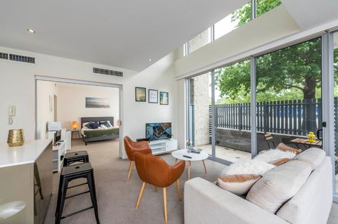 3 BDR Stylish City Retreat // Close To All And Everything In Canberra - Holiday Adelaide 2