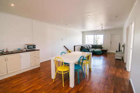 3 Bedroom Apartment / Spence St - Holiday Adelaide 3