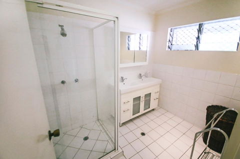 3 Bedroom Apartment // Spence St - Holiday Adelaide 2