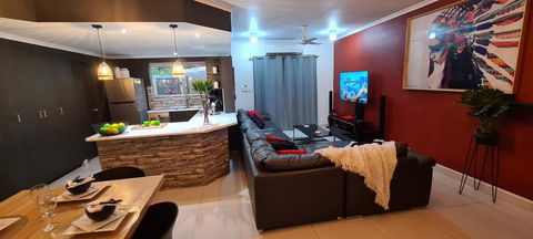 3 BEDROOM CITY ESCAPE - CHAMPAGNE STAYS Darwin - Holiday Adelaide 1