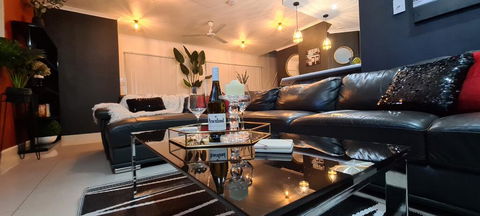 3 BEDROOM CITY ESCAPE - CHAMPAGNE STAYS Darwin - Holiday Adelaide 0