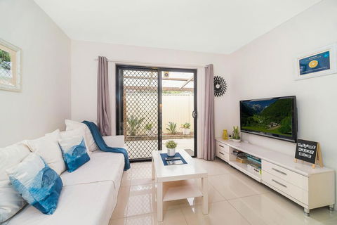 3 Bedroom Cozy And Quiet Holiday Home - Holiday Adelaide 1