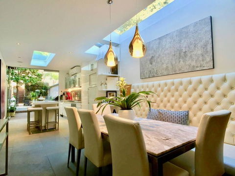 3 Storey Home Close Walk To Fox Studios SCG & City - Holiday Adelaide 2