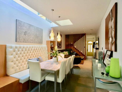 3 Storey Home Close Walk To Fox Studios SCG & City - Holiday Adelaide 0