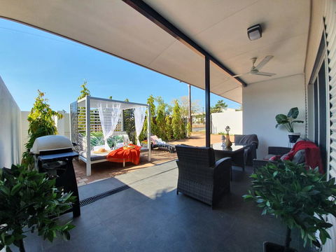 4 BEDROOM GARDENS ESCAPE - CHAMPAGNE STAYS Darwin - Holiday Adelaide 3