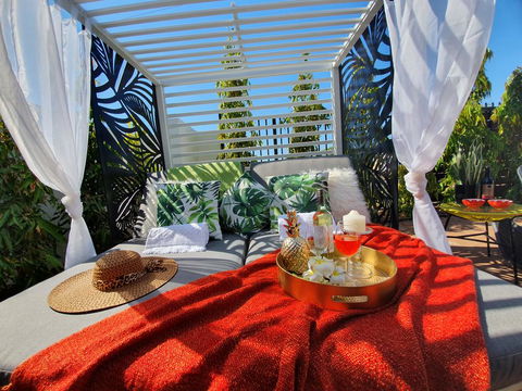 4 BEDROOM GARDENS ESCAPE - CHAMPAGNE STAYS Darwin - Holiday Adelaide 1