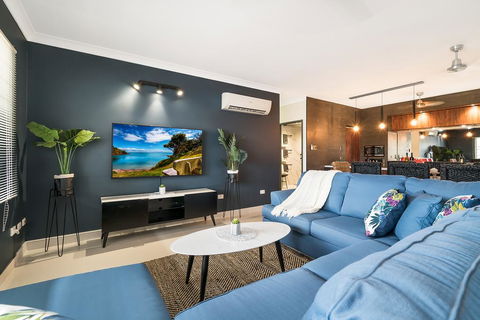 4 BEDROOM GARDENS ESCAPE - CHAMPAGNE STAYS Darwin - Holiday Adelaide 0