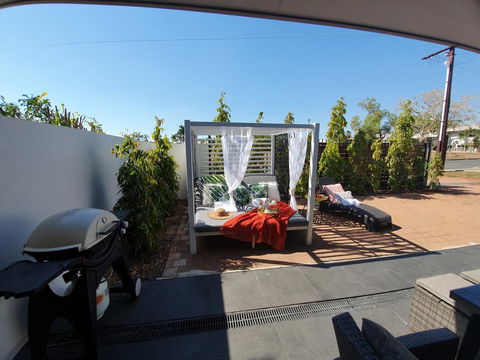 4 BEDROOM GARDENS ESCAPE - CHAMPAGNE STAYS Darwin - Holiday Adelaide 2