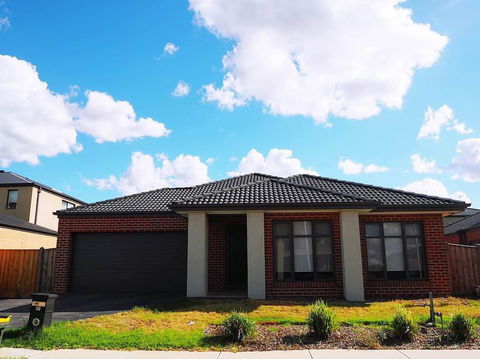 5 Bed 2 Bath Big House - Holiday Adelaide 1
