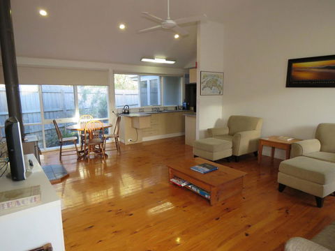 5 Little Penguin Crt, Cowes - Cottage Near The Beach - Holiday Adelaide 3