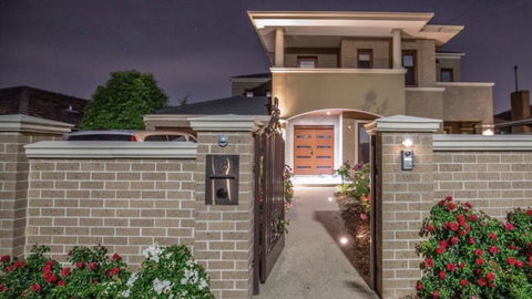 5 Star Room With Own Bathroom - Singles, Couples, Families Or Executives - Holiday Adelaide 1