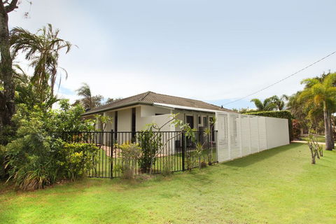 6 Petrie Ave, Marcoola, Pet Friendly, Linen Supplied - Holiday Adelaide 2