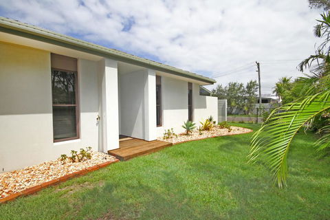 6 Petrie Ave, Marcoola, Pet Friendly, Linen Supplied - Holiday Adelaide 1